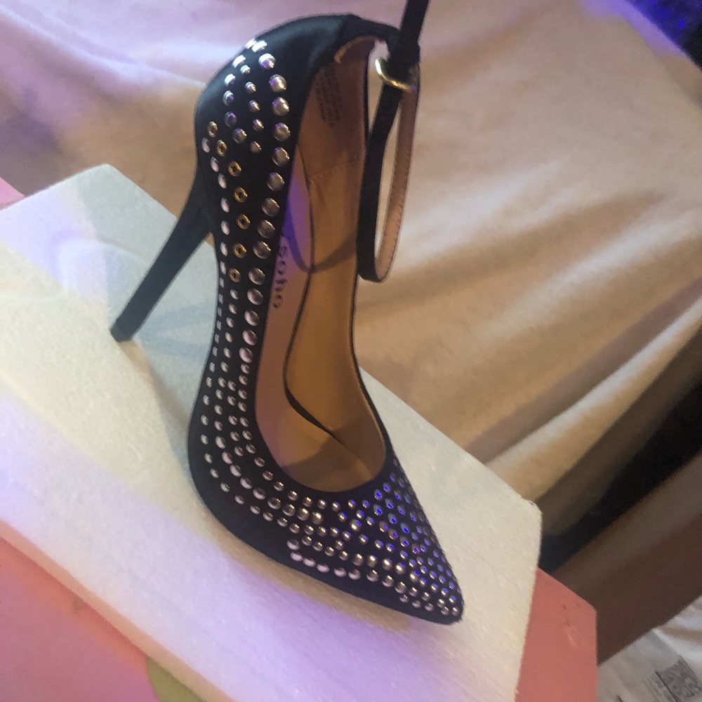 NWT Zigi Soho black studded heels
